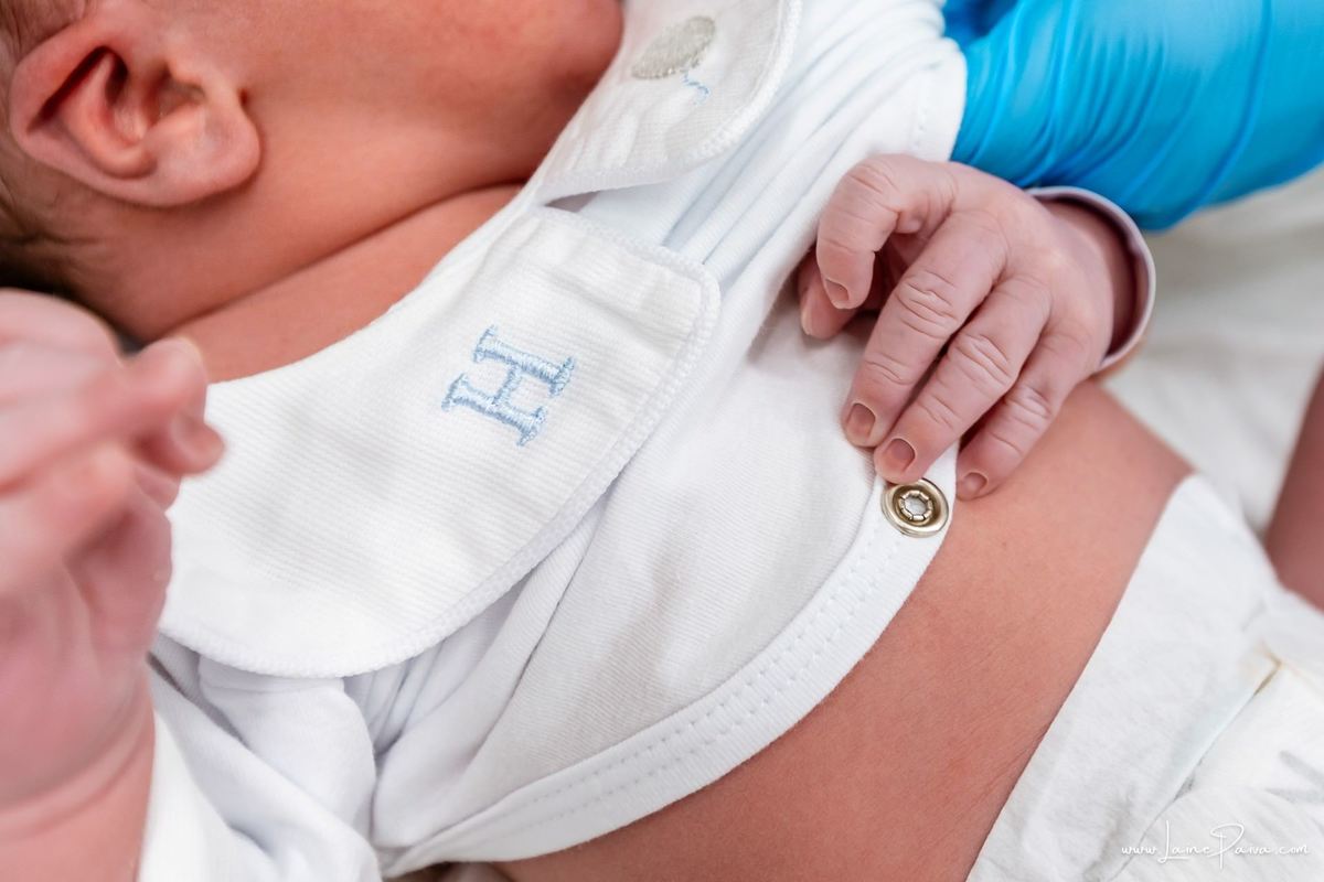 fotografia de parto na maternidade do hospital da Unimed,  parto cesaria, mãe de primeira viagem de menino, primeiros momentos de vida com amor e cuidado, fotografo de parto e familia em Natal, cobertura completa da cesariana, dra priscylla carolinne,