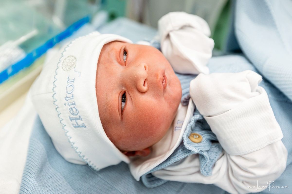 fotografia de parto na maternidade do hospital da Unimed,  parto cesaria, mãe de primeira viagem de menino, primeiros momentos de vida com amor e cuidado, fotografo de parto e familia em Natal, cobertura completa da cesariana, dra priscylla carolinne,
