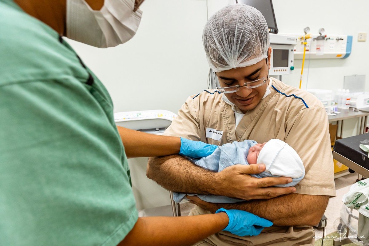 fotografia de parto na maternidade do hospital da Unimed,  parto cesaria, mãe de primeira viagem de menino, primeiros momentos de vida com amor e cuidado, fotografo de parto e familia em Natal, cobertura completa da cesariana, dra priscylla carolinne,
