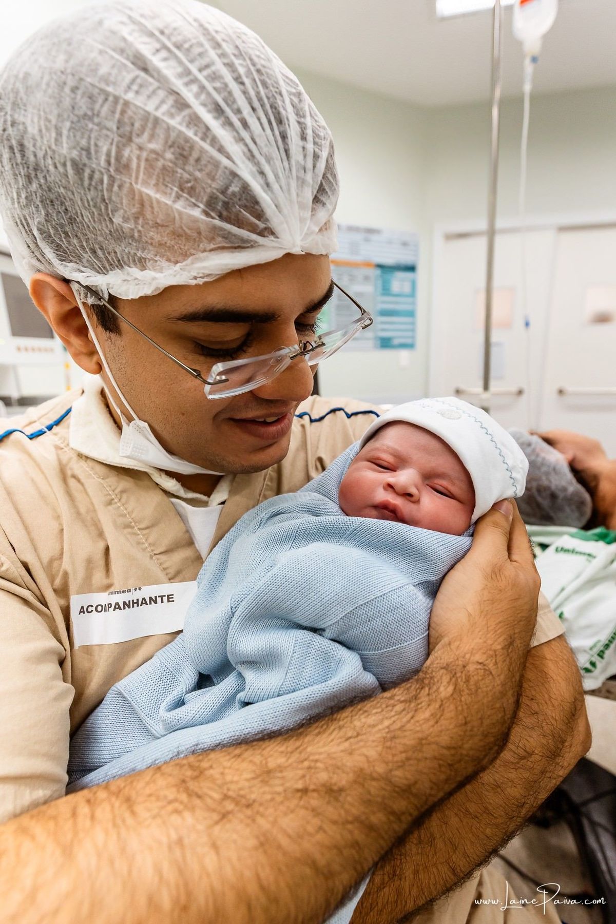 fotografia de parto na maternidade do hospital da Unimed,  parto cesaria, mãe de primeira viagem de menino, primeiros momentos de vida com amor e cuidado, fotografo de parto e familia em Natal, cobertura completa da cesariana, dra priscylla carolinne,
