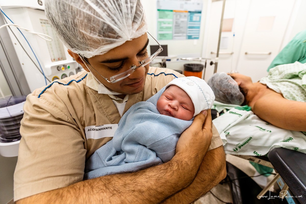 fotografia de parto na maternidade do hospital da Unimed,  parto cesaria, mãe de primeira viagem de menino, primeiros momentos de vida com amor e cuidado, fotografo de parto e familia em Natal, cobertura completa da cesariana, dra priscylla carolinne,