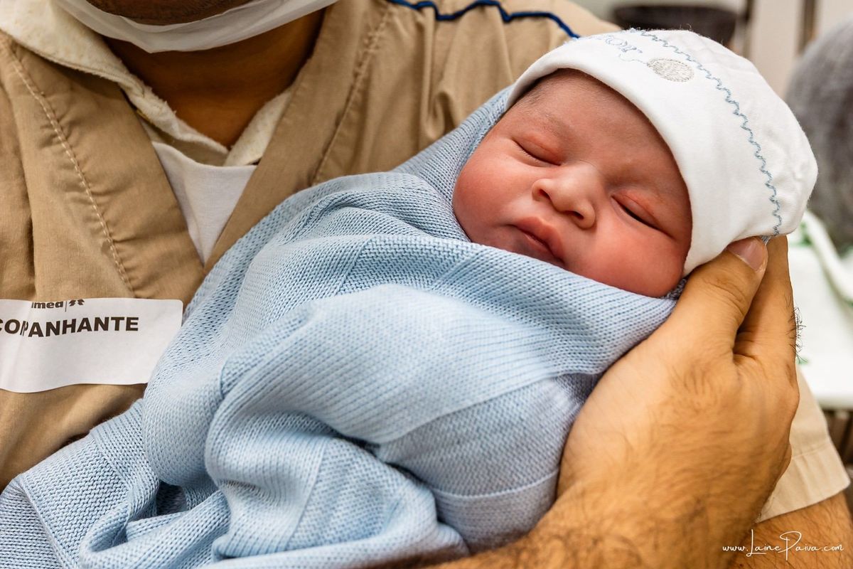 fotografia de parto na maternidade do hospital da Unimed,  parto cesaria, mãe de primeira viagem de menino, primeiros momentos de vida com amor e cuidado, fotografo de parto e familia em Natal, cobertura completa da cesariana, dra priscylla carolinne,