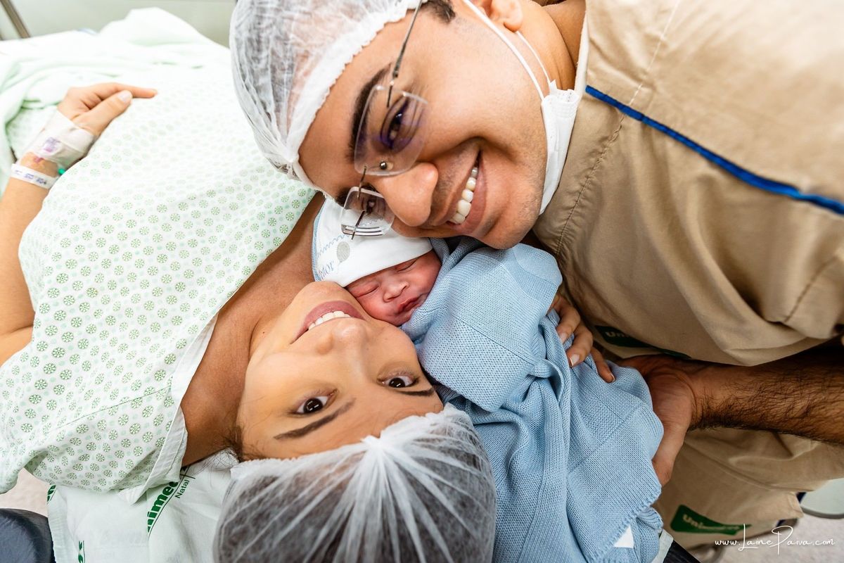 fotografia de parto na maternidade do hospital da Unimed,  parto cesaria, mãe de primeira viagem de menino, primeiros momentos de vida com amor e cuidado, fotografo de parto e familia em Natal, cobertura completa da cesariana, dra priscylla carolinne,