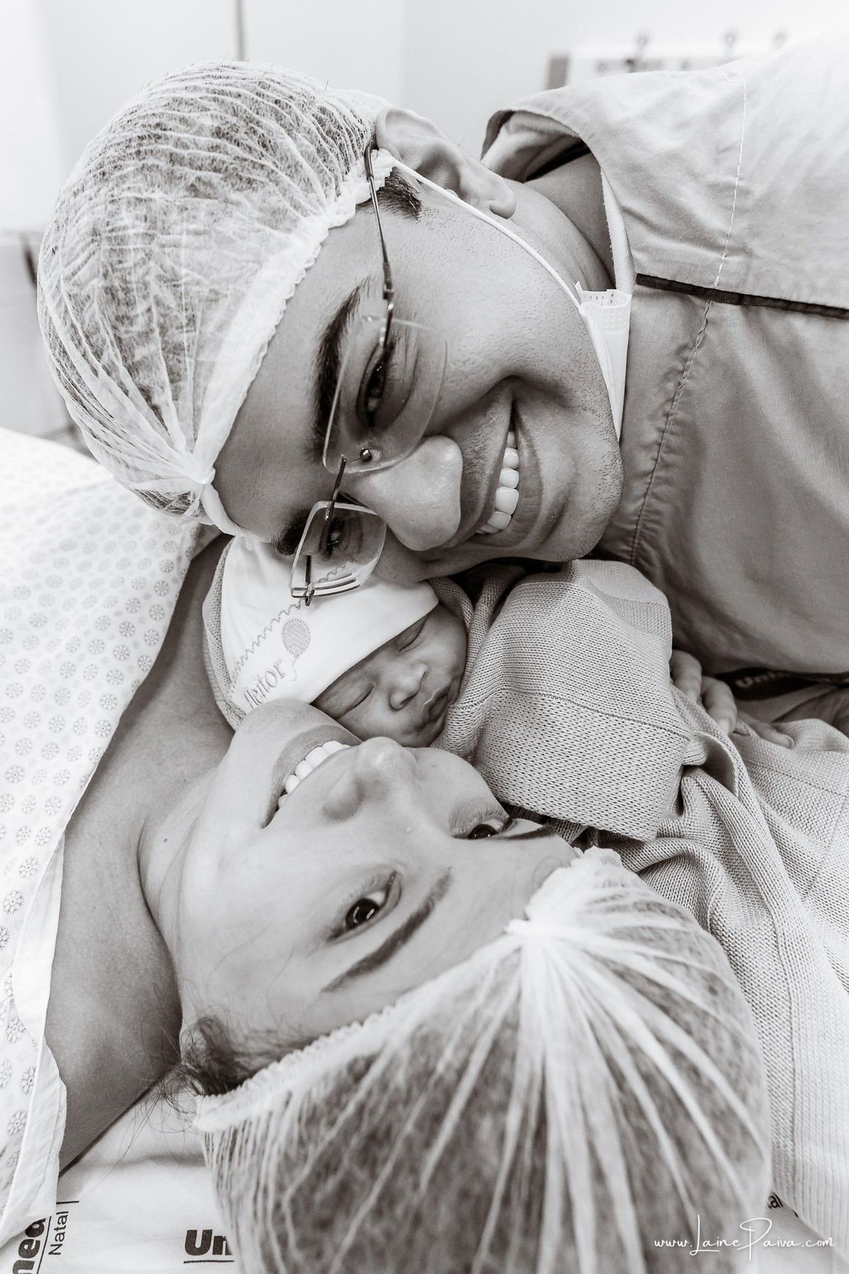 fotografia de parto na maternidade do hospital da Unimed,  parto cesaria, mãe de primeira viagem de menino, primeiros momentos de vida com amor e cuidado, fotografo de parto e familia em Natal, cobertura completa da cesariana, dra priscylla carolinne,