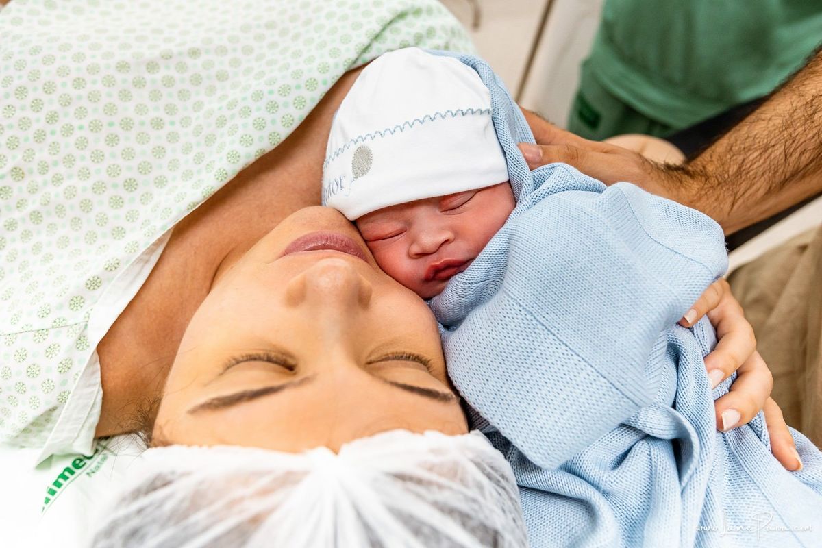 fotografia de parto na maternidade do hospital da Unimed,  parto cesaria, mãe de primeira viagem de menino, primeiros momentos de vida com amor e cuidado, fotografo de parto e familia em Natal, cobertura completa da cesariana, dra priscylla carolinne,
