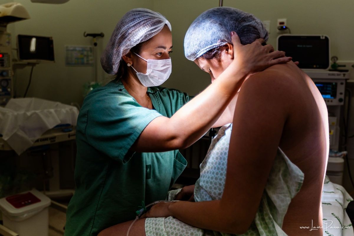 fotografia de parto na maternidade do hospital da Unimed,  parto cesaria, mãe de primeira viagem de menino, primeiros momentos de vida com amor e cuidado, fotografo de parto e familia em Natal, cobertura completa da cesariana, dra priscylla carolinne,v