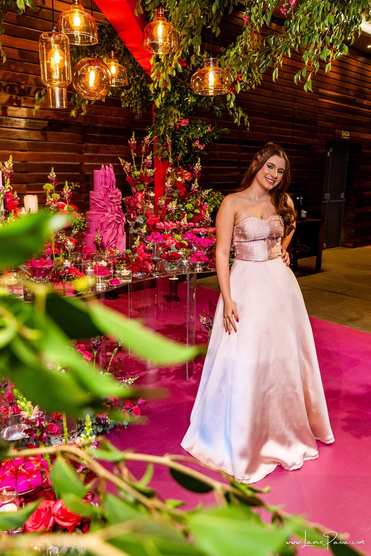 fotografia de Aniversario de adolescente, festa de 15 anos de Isabela no restaurante Nau em Natal, debutante, com homenagem e muito carinho de familiares e amigos.