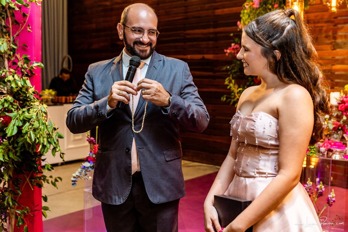 fotografia de Aniversario de adolescente, festa de 15 anos de Isabela no restaurante Nau em Natal, debutante, com homenagem e muito carinho de familiares e amigos.
