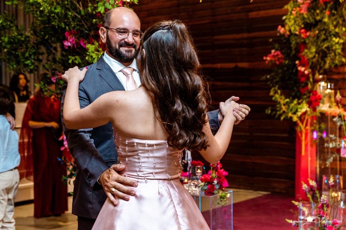 fotografia de Aniversario de adolescente, festa de 15 anos de Isabela no restaurante Nau em Natal, debutante, com homenagem e muito carinho de familiares e amigos.