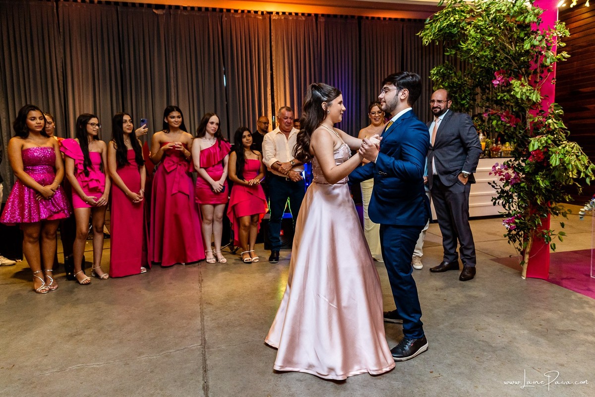 fotografia de Aniversario de adolescente, festa de 15 anos de Isabela no restaurante Nau em Natal, debutante, com homenagem e muito carinho de familiares e amigos.