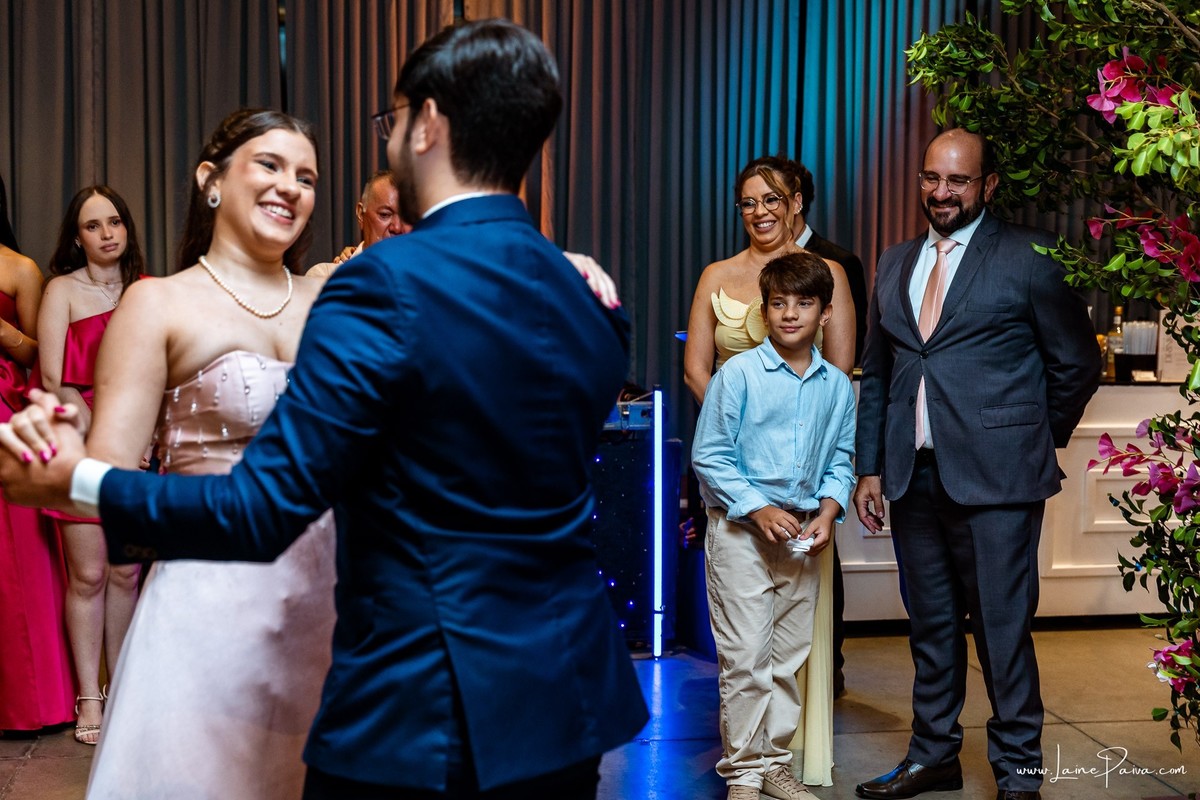 fotografia de Aniversario de adolescente, festa de 15 anos de Isabela no restaurante Nau em Natal, debutante, com homenagem e muito carinho de familiares e amigos.
