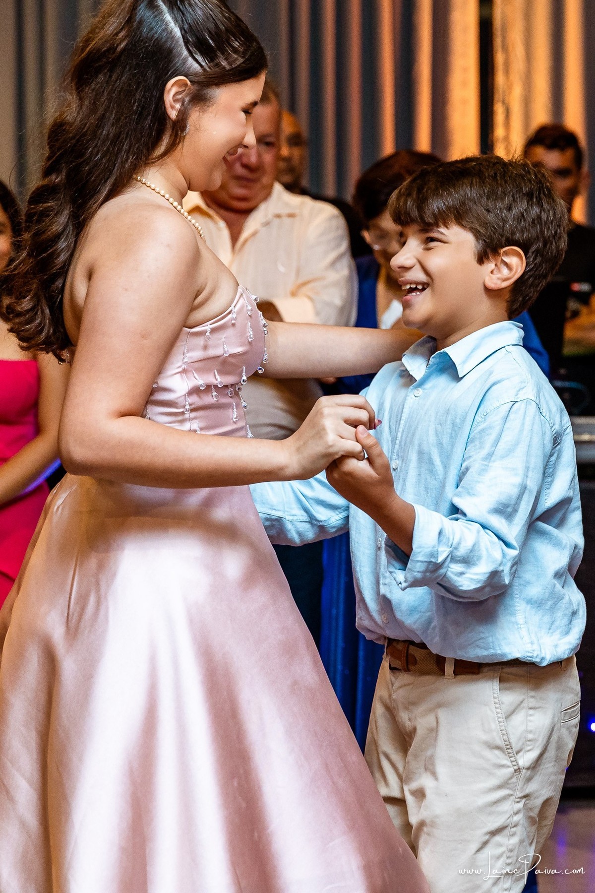 fotografia de Aniversario de adolescente, festa de 15 anos de Isabela no restaurante Nau em Natal, debutante, com homenagem e muito carinho de familiares e amigos.