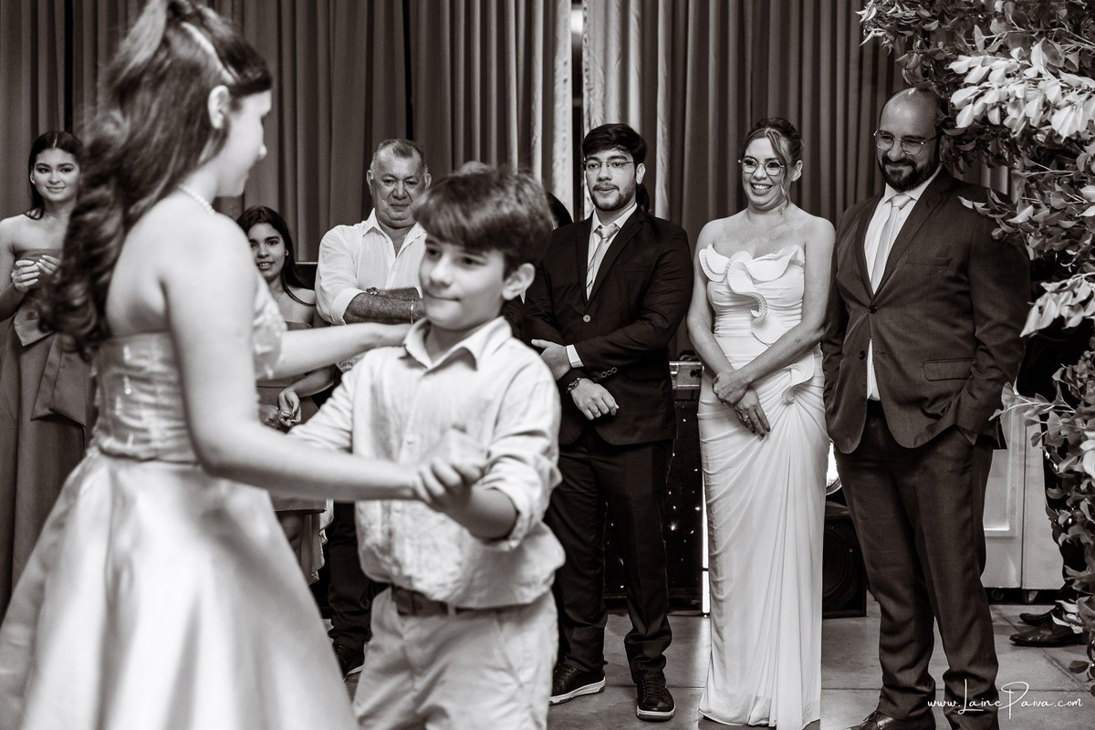 fotografia de Aniversario de adolescente, festa de 15 anos de Isabela no restaurante Nau em Natal, debutante, com homenagem e muito carinho de familiares e amigos.