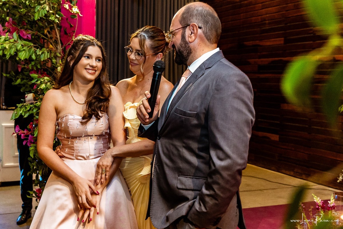 fotografia de Aniversario de adolescente, festa de 15 anos de Isabela no restaurante Nau em Natal, debutante, com homenagem e muito carinho de familiares e amigos.