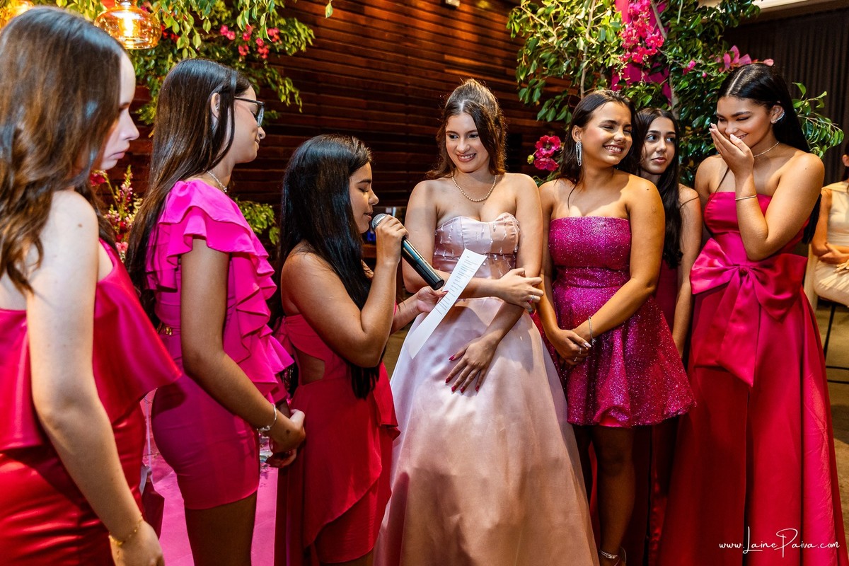 fotografia de Aniversario de adolescente, festa de 15 anos de Isabela no restaurante Nau em Natal, debutante, com homenagem e muito carinho de familiares e amigos.