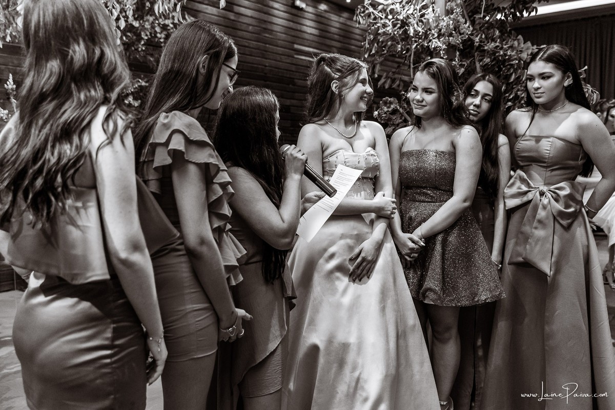 fotografia de Aniversario de adolescente, festa de 15 anos de Isabela no restaurante Nau em Natal, debutante, com homenagem e muito carinho de familiares e amigos.