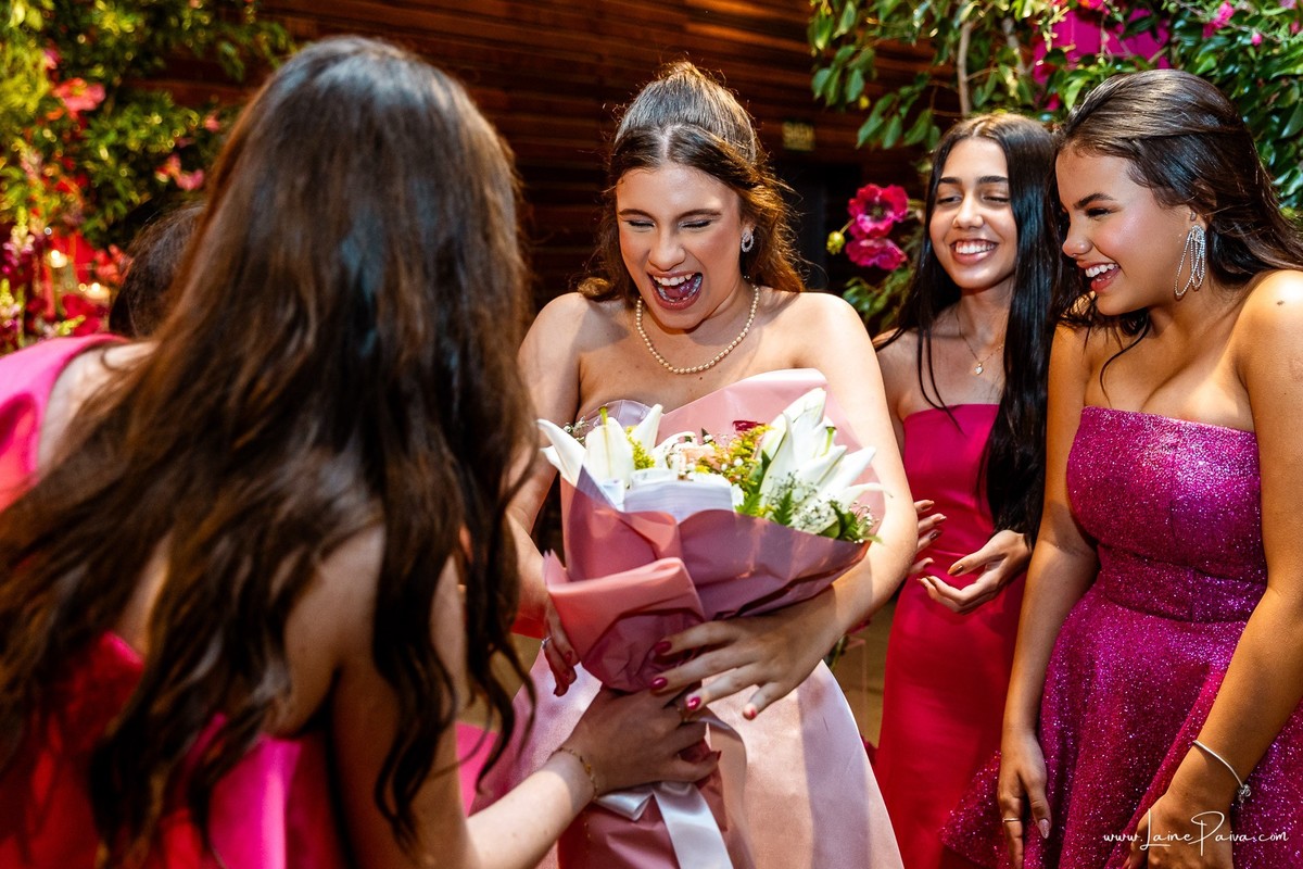 fotografia de Aniversario de adolescente, festa de 15 anos de Isabela no restaurante Nau em Natal, debutante, com homenagem e muito carinho de familiares e amigos.