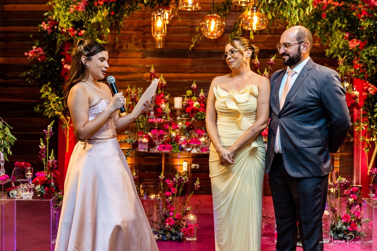 fotografia de Aniversario de adolescente, festa de 15 anos de Isabela no restaurante Nau em Natal, debutante, com homenagem e muito carinho de familiares e amigos.