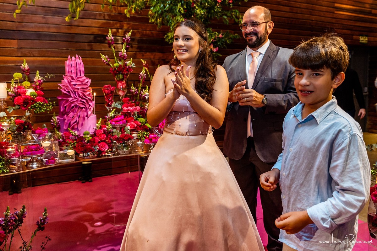 fotografia de Aniversario de adolescente, festa de 15 anos de Isabela no restaurante Nau em Natal, debutante, com homenagem e muito carinho de familiares e amigos.