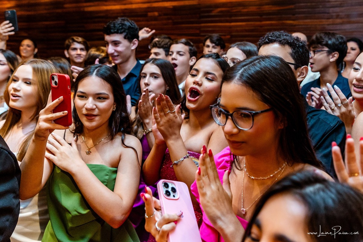fotografia de Aniversario de adolescente, festa de 15 anos de Isabela no restaurante Nau em Natal, debutante, com homenagem e muito carinho de familiares e amigos.