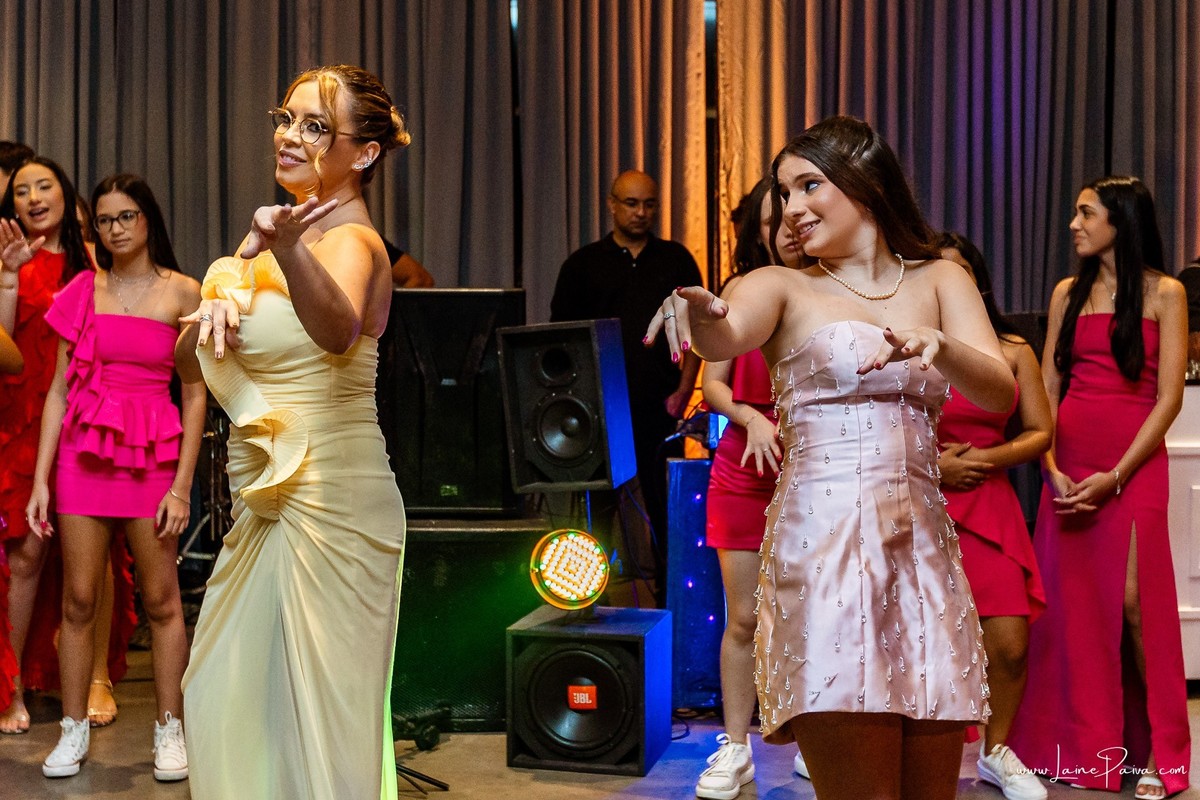fotografia de Aniversario de adolescente, festa de 15 anos de Isabela no restaurante Nau em Natal, debutante, com homenagem e muito carinho de familiares e amigos.