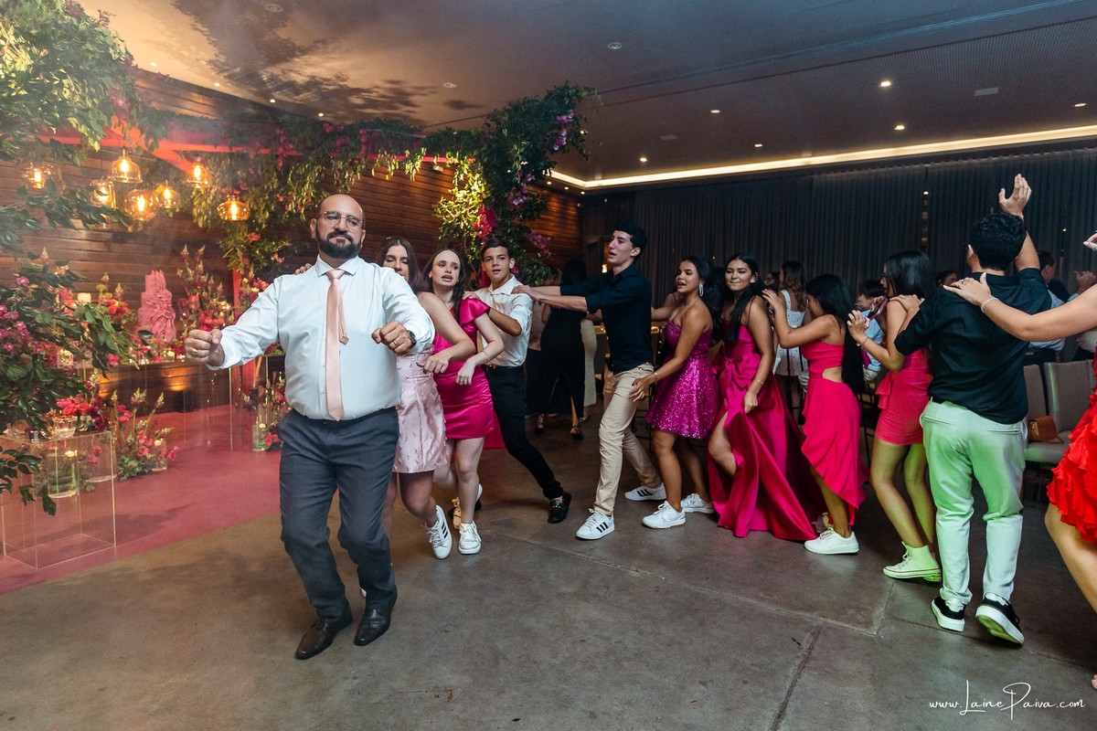 fotografia de Aniversario de adolescente, festa de 15 anos de Isabela no restaurante Nau em Natal, debutante, com homenagem e muito carinho de familiares e amigos.