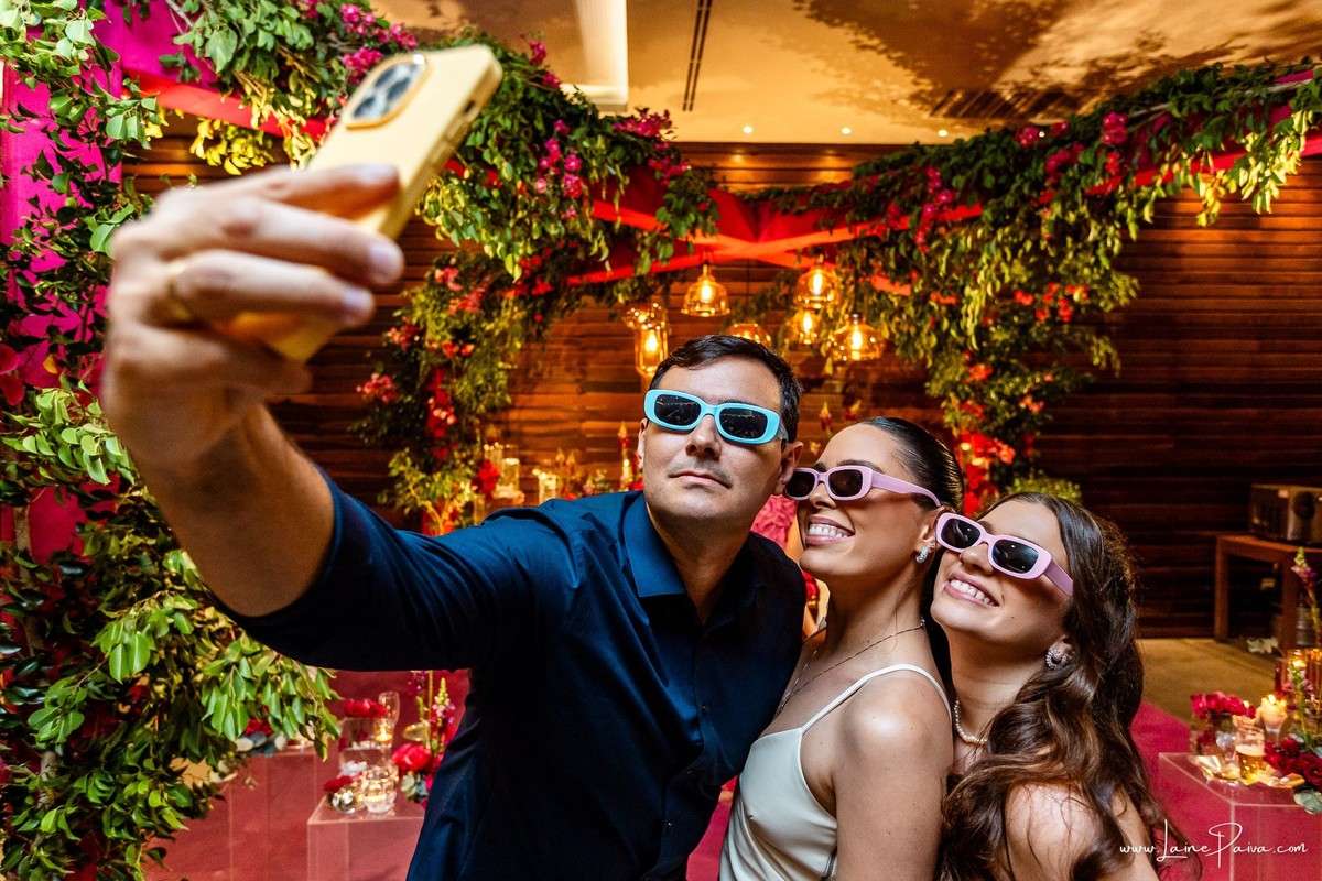 fotografia de Aniversario de adolescente, festa de 15 anos de Isabela no restaurante Nau em Natal, debutante, com homenagem e muito carinho de familiares e amigos.