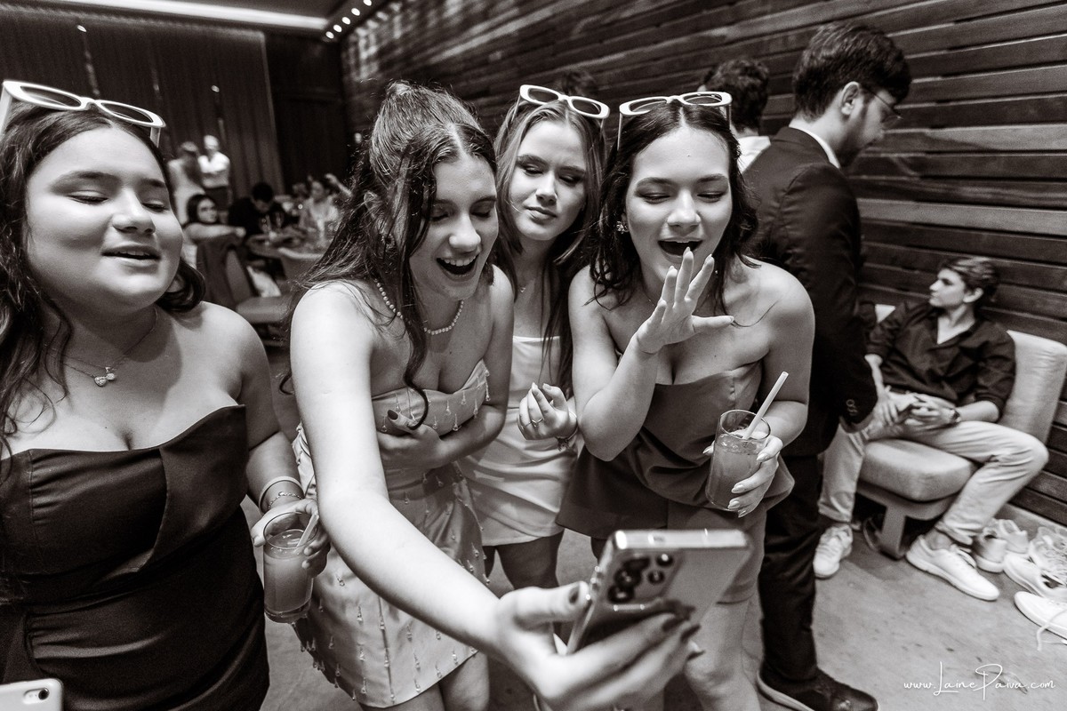 fotografia de Aniversario de adolescente, festa de 15 anos de Isabela no restaurante Nau em Natal, debutante, com homenagem e muito carinho de familiares e amigos.