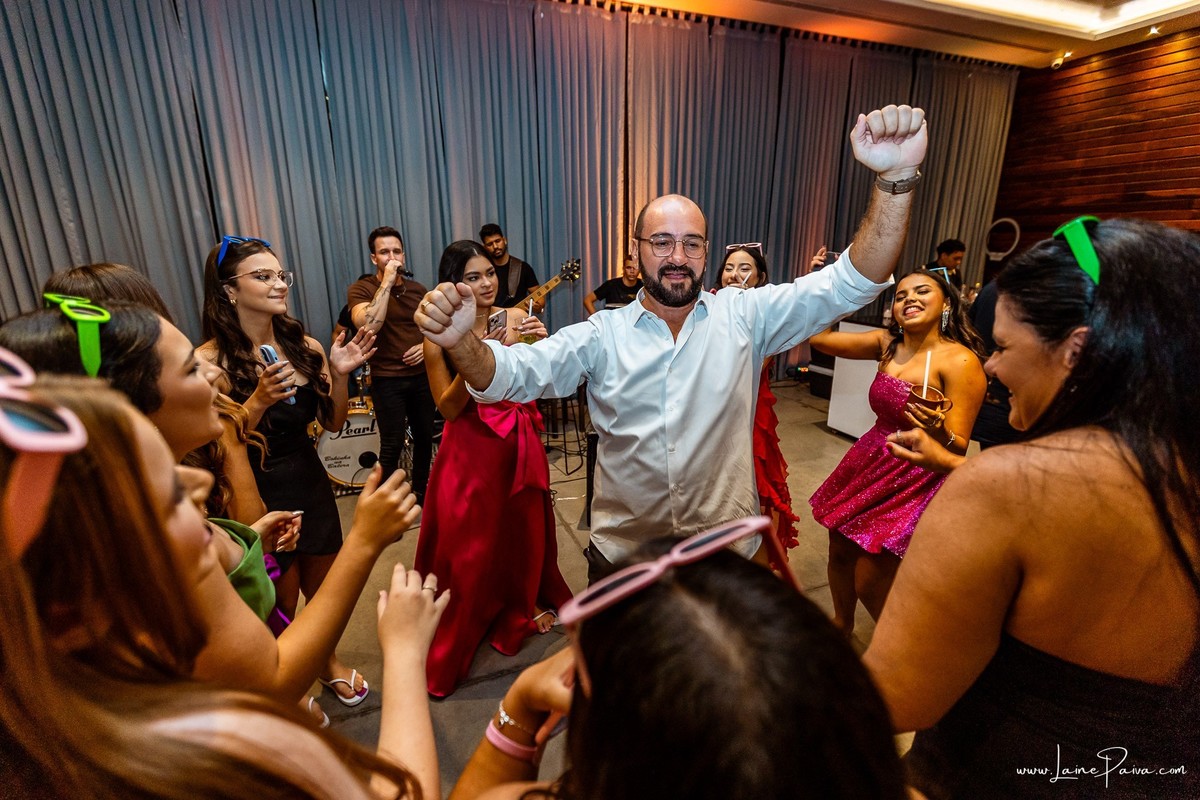 fotografia de Aniversario de adolescente, festa de 15 anos de Isabela no restaurante Nau em Natal, debutante, com homenagem e muito carinho de familiares e amigos.