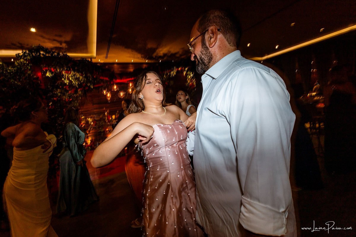 fotografia de Aniversario de adolescente, festa de 15 anos de Isabela no restaurante Nau em Natal, debutante, com homenagem e muito carinho de familiares e amigos.