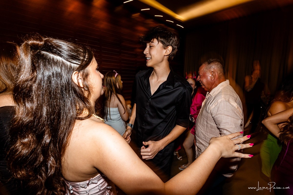 fotografia de Aniversario de adolescente, festa de 15 anos de Isabela no restaurante Nau em Natal, debutante, com homenagem e muito carinho de familiares e amigos.