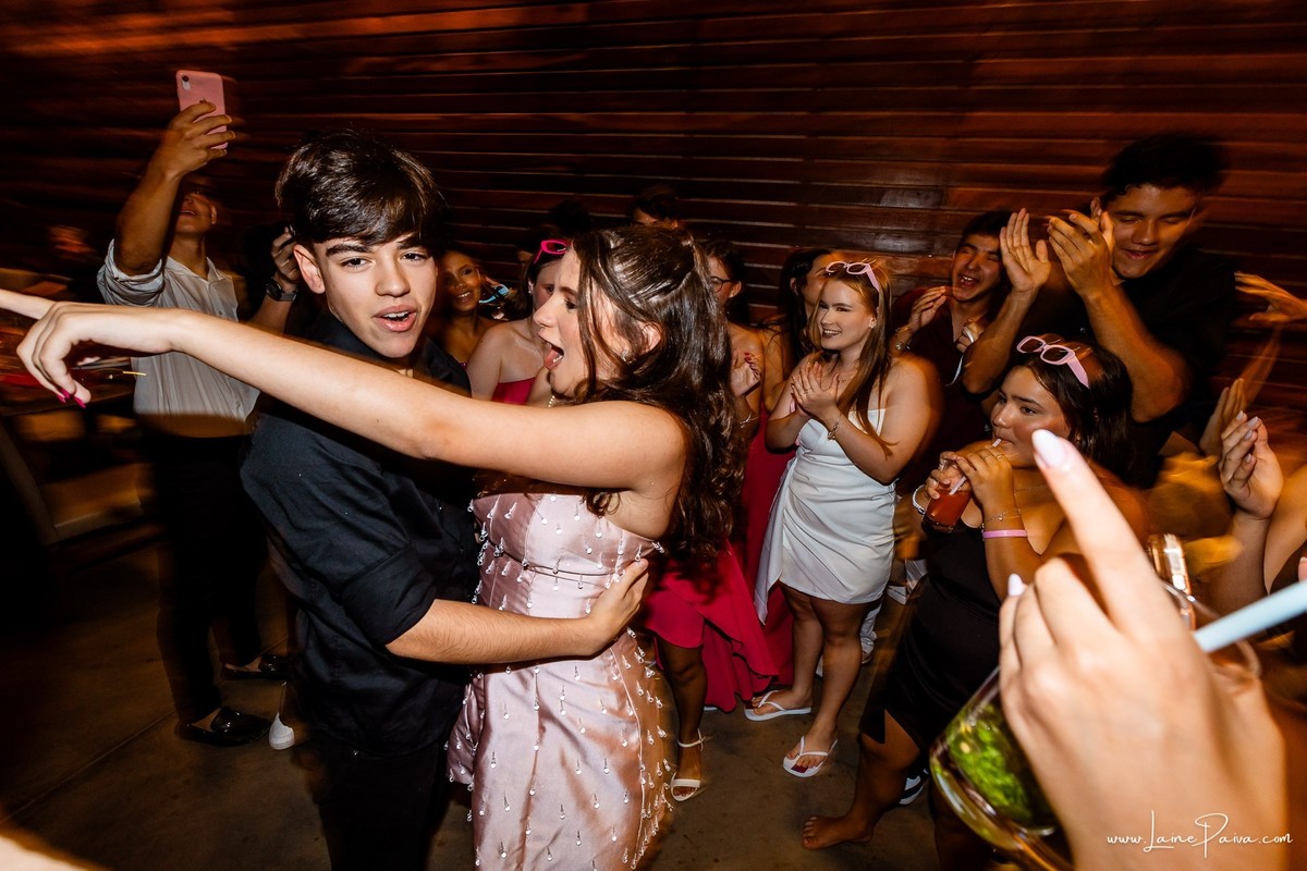 fotografia de Aniversario de adolescente, festa de 15 anos de Isabela no restaurante Nau em Natal, debutante, com homenagem e muito carinho de familiares e amigos.