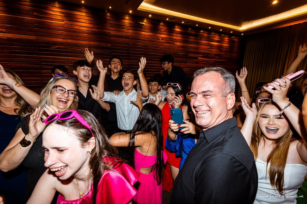 fotografia de Aniversario de adolescente, festa de 15 anos de Isabela no restaurante Nau em Natal, debutante, com homenagem e muito carinho de familiares e amigos.