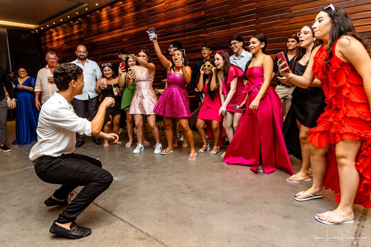 fotografia de Aniversario de adolescente, festa de 15 anos de Isabela no restaurante Nau em Natal, debutante, com homenagem e muito carinho de familiares e amigos.