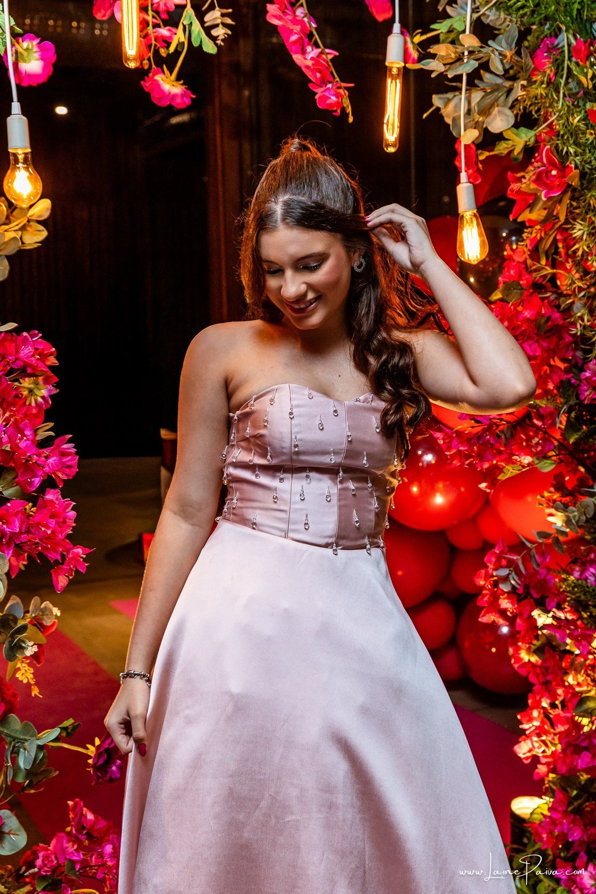 fotografia de Aniversario de adolescente, festa de 15 anos de Isabela no restaurante Nau em Natal, debutante, com homenagem e muito carinho de familiares e amigos.