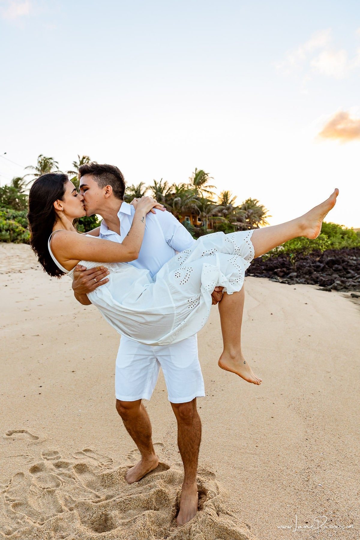 Ensaio pre wedding na praia de Tabatinga em Nisia Floresta, casal, amor, pre casamento, ensaio dos noivos, praia, amor, carinho, cumplicidade, fotografia de casamento em natal, ensaio dos noivos, namorados