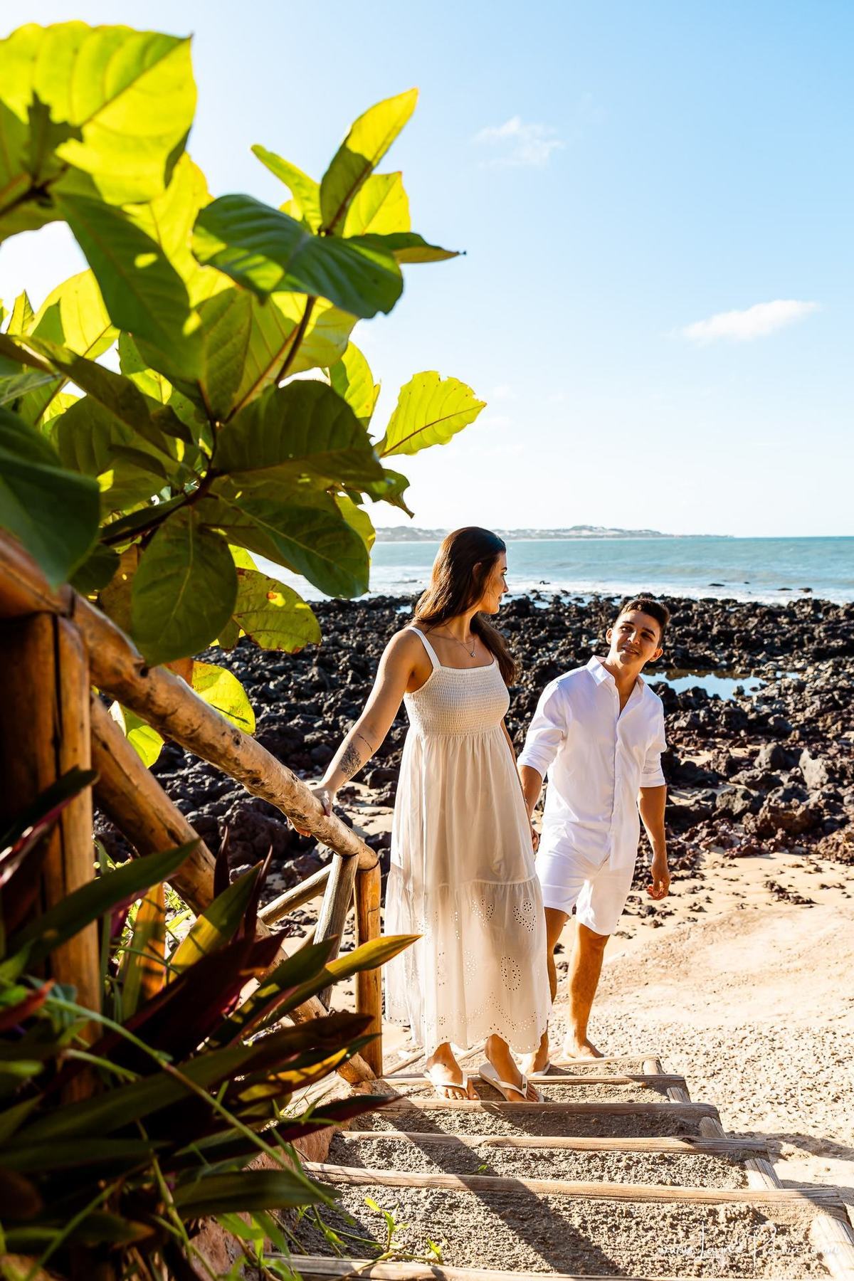 Ensaio pre wedding na praia de Tabatinga em Nisia Floresta, casal, amor, pre casamento, ensaio dos noivos, praia, amor, carinho, cumplicidade, fotografia de casamento em natal, 