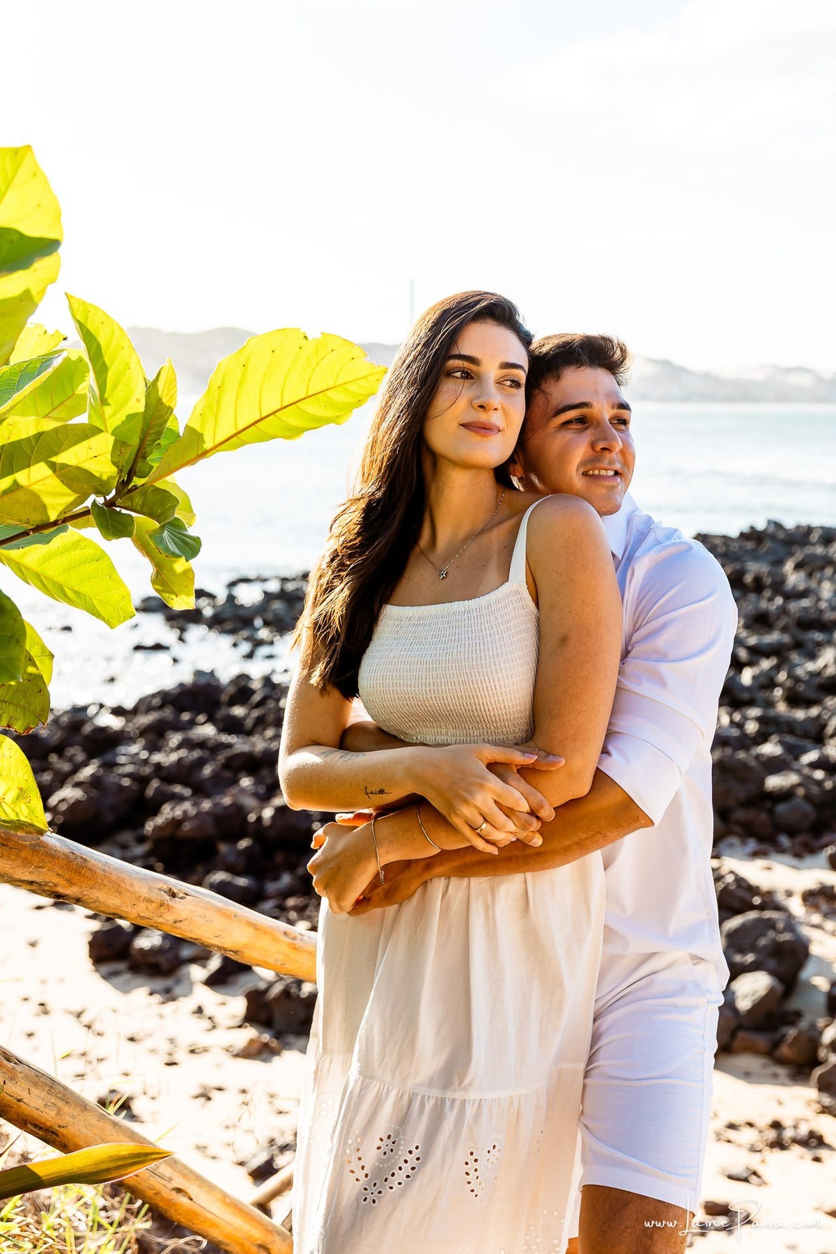 Ensaio pre wedding na praia de Tabatinga em Nisia Floresta, casal, amor, pre casamento, ensaio dos noivos, praia, amor, carinho, cumplicidade, fotografia de casamento em natal, 