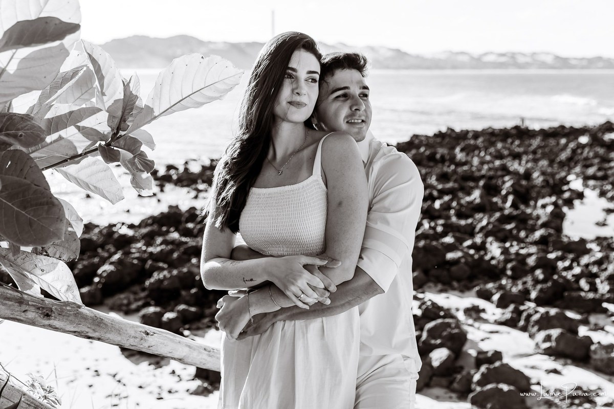 Ensaio pre wedding na praia de Tabatinga em Nisia Floresta, casal, amor, pre casamento, ensaio dos noivos, praia, amor, carinho, cumplicidade, fotografia de casamento em natal, 