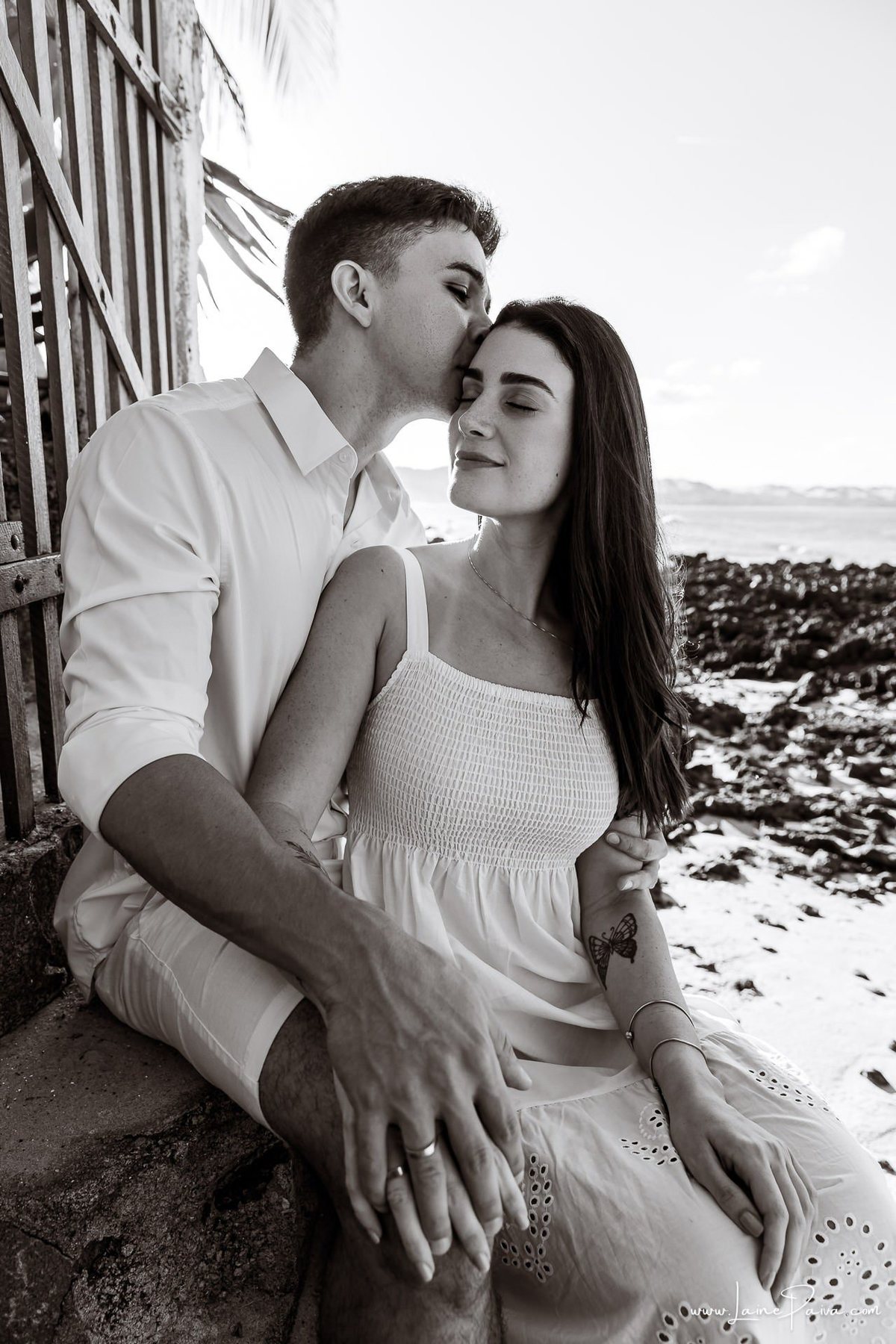 Ensaio pre wedding na praia de Tabatinga em Nisia Floresta, casal, amor, pre casamento, ensaio dos noivos, praia, amor, carinho, cumplicidade, fotografia de casamento em natal, 
