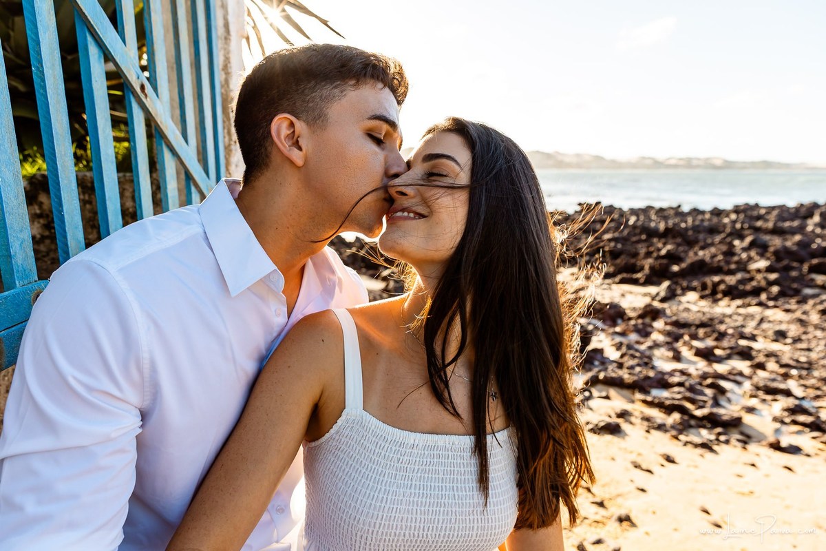 Ensaio pre wedding na praia de Tabatinga em Nisia Floresta, casal, amor, pre casamento, ensaio dos noivos, praia, amor, carinho, cumplicidade, fotografia de casamento em natal, 