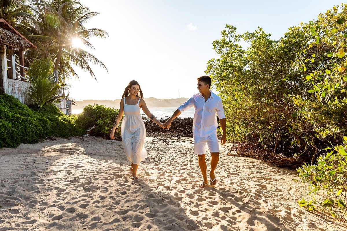 Ensaio pre wedding na praia de Tabatinga em Nisia Floresta, casal, amor, pre casamento, ensaio dos noivos, praia, amor, carinho, cumplicidade, fotografia de casamento em natal, 