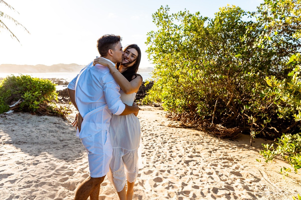Ensaio pre wedding na praia de Tabatinga em Nisia Floresta, casal, amor, pre casamento, ensaio dos noivos, praia, amor, carinho, cumplicidade, fotografia de casamento em natal, ensaio dos noivos, namorados