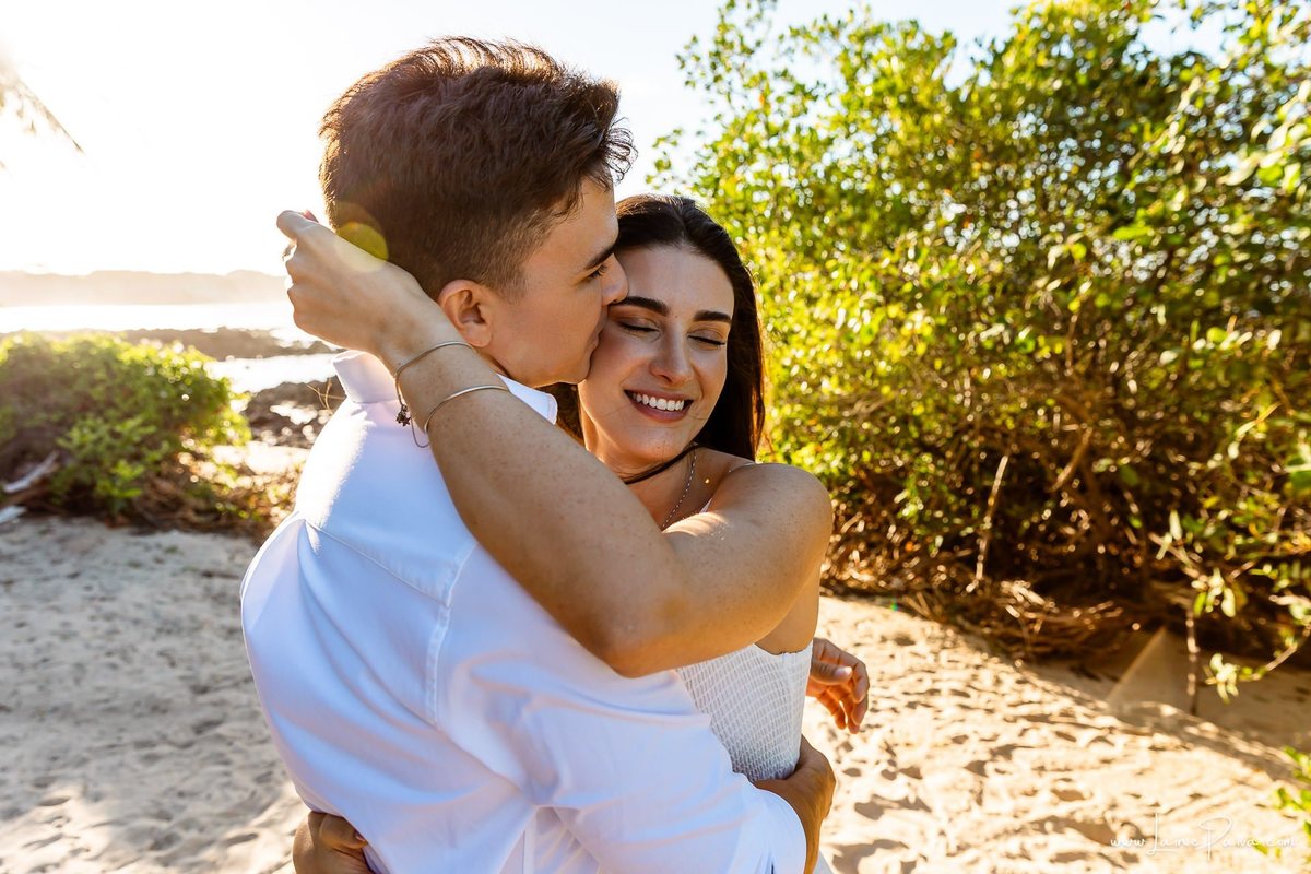 Ensaio pre wedding na praia de Tabatinga em Nisia Floresta, casal, amor, pre casamento, ensaio dos noivos, praia, amor, carinho, cumplicidade, fotografia de casamento em natal, ensaio dos noivos, namorados