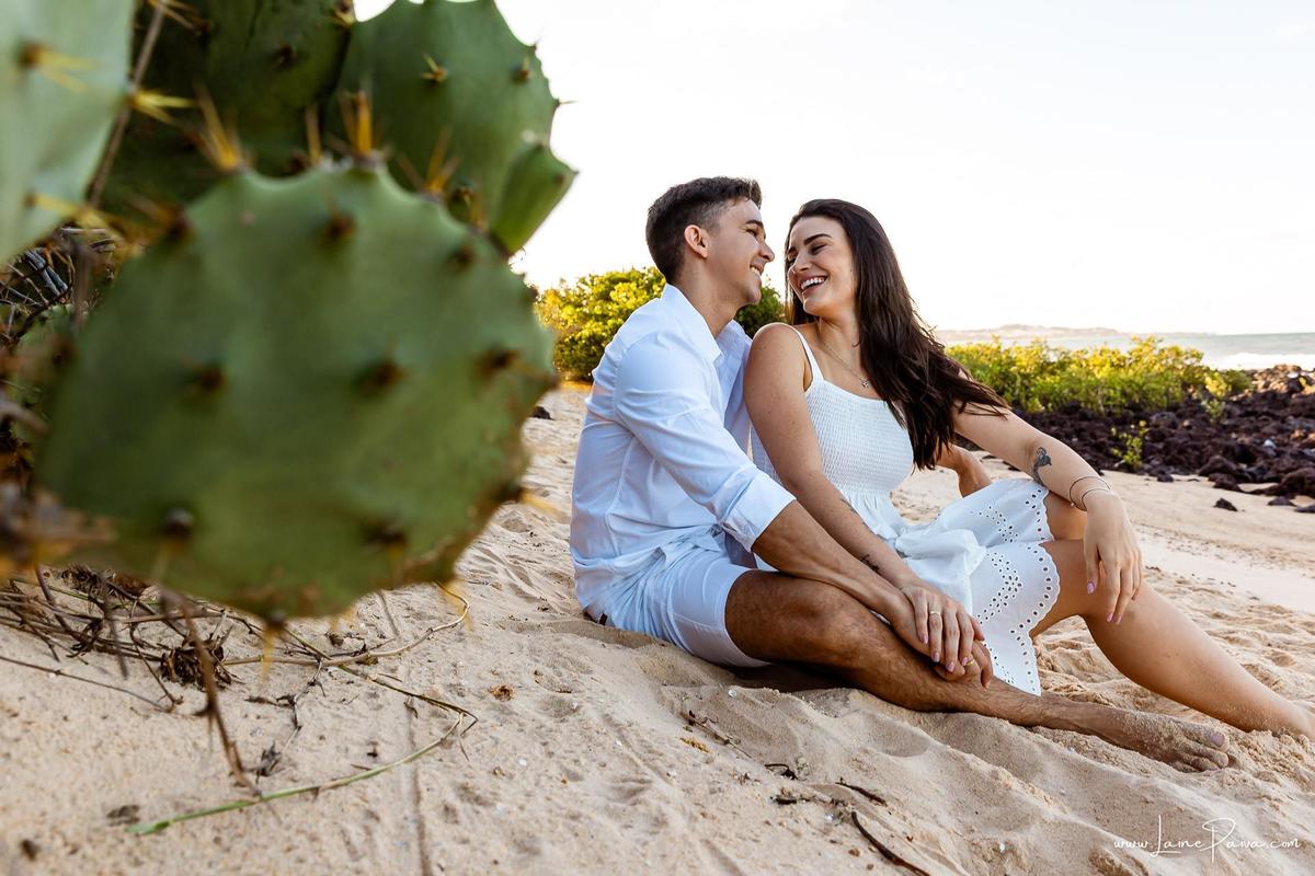 Ensaio pre wedding na praia de Tabatinga em Nisia Floresta, casal, amor, pre casamento, ensaio dos noivos, praia, amor, carinho, cumplicidade, fotografia de casamento em natal, ensaio dos noivos, namorados