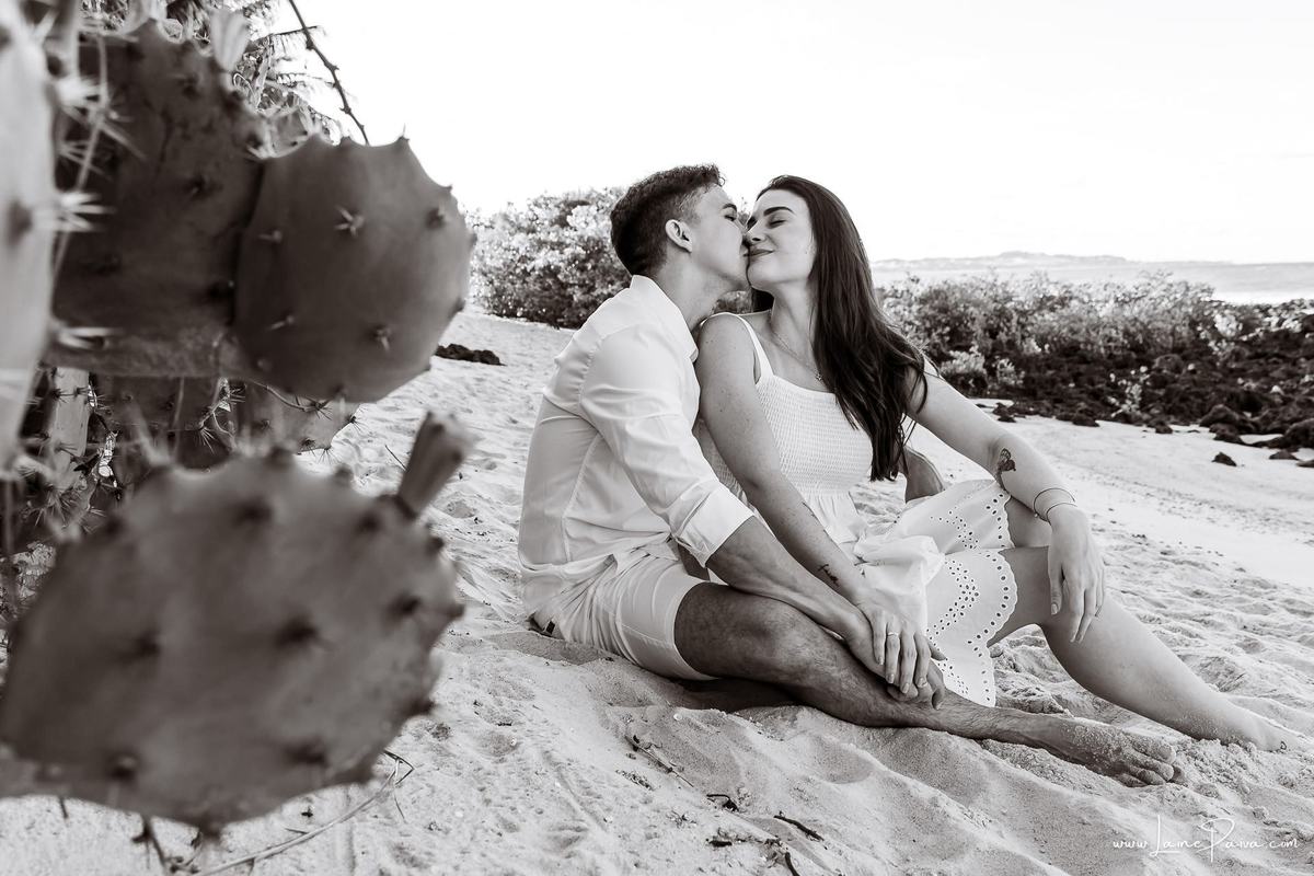 Ensaio pre wedding na praia de Tabatinga em Nisia Floresta, casal, amor, pre casamento, ensaio dos noivos, praia, amor, carinho, cumplicidade, fotografia de casamento em natal, ensaio dos noivos, namorados