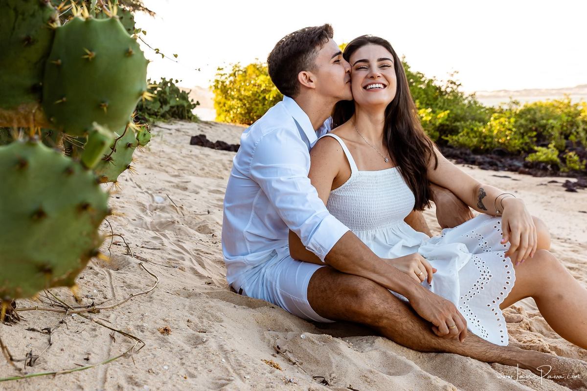 Ensaio pre wedding na praia de Tabatinga em Nisia Floresta, casal, amor, pre casamento, ensaio dos noivos, praia, amor, carinho, cumplicidade, fotografia de casamento em natal, ensaio dos noivos, namorados