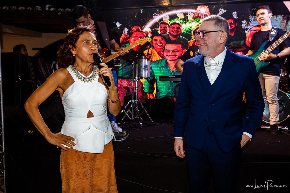 fotografia de Aniversario adulto, festa de 60 anos de Marcelo no Iate Clube em Natal, no fim de tarde com por do sol e a banda de Thiago Novaes, homenagem e muito carinho de familiares e amigos. 