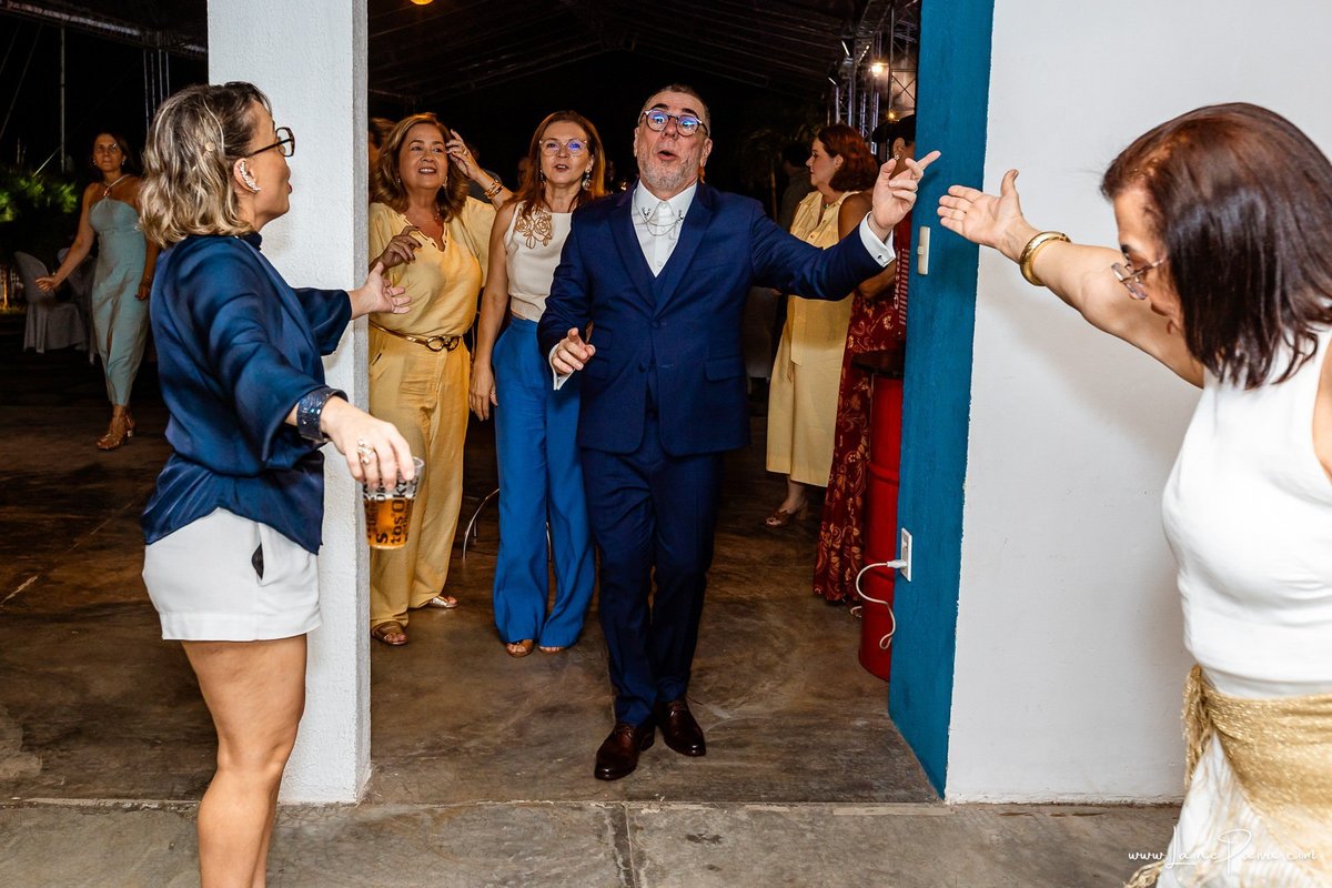 fotografia de Aniversario adulto, festa de 60 anos de Marcelo no Iate Clube em Natal, no fim de tarde com por do sol e a banda de Thiago Novaes, homenagem e muito carinho de familiares e amigos. 