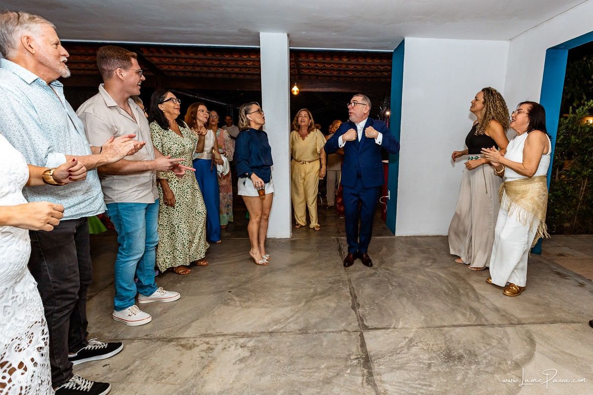 fotografia de Aniversario adulto, festa de 60 anos de Marcelo no Iate Clube em Natal, no fim de tarde com por do sol e a banda de Thiago Novaes, homenagem e muito carinho de familiares e amigos. 